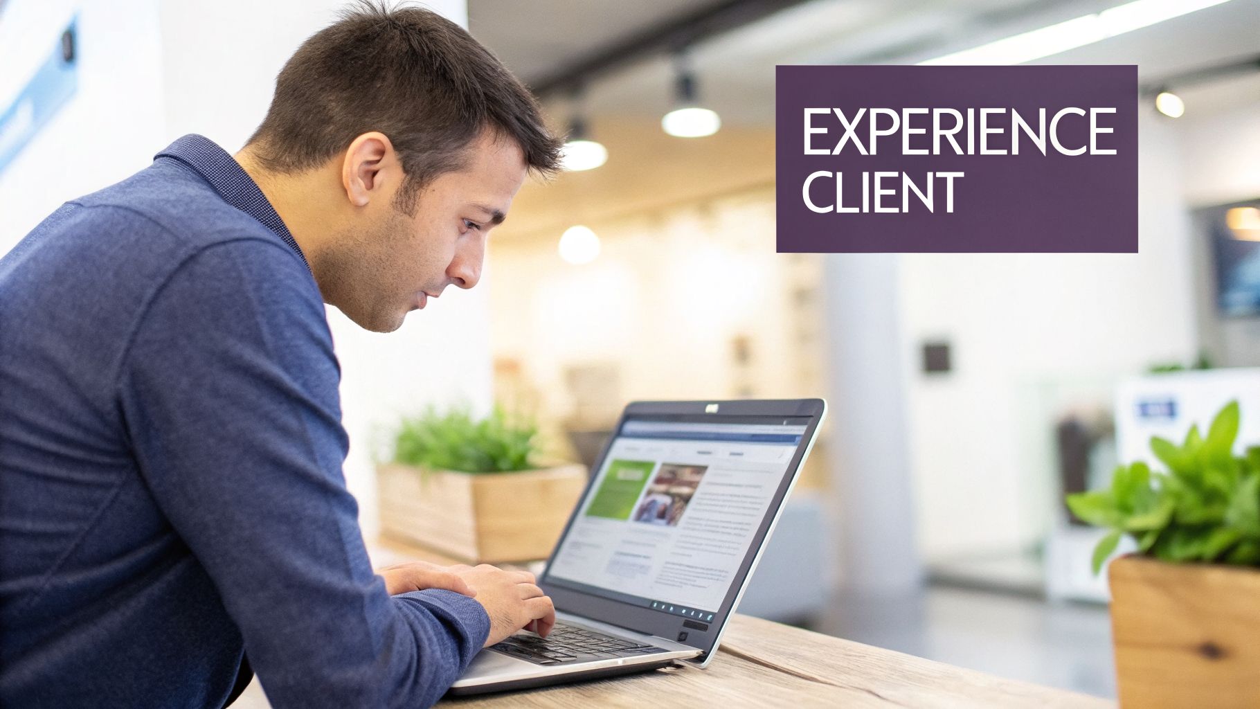 Un homme concentré travaille sur son ordinateur portable dans un bureau moderne. Le texte "EXPÉRIENCE CLIENT" est visible à l'arrière-plan.